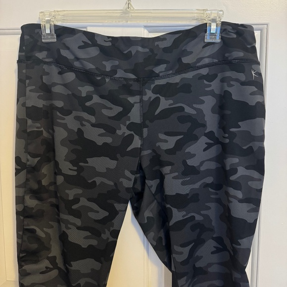Danskin Now Performance Fitted Capri Sport Tight Legging Size XL Camo Black - Picture 4 of 7
